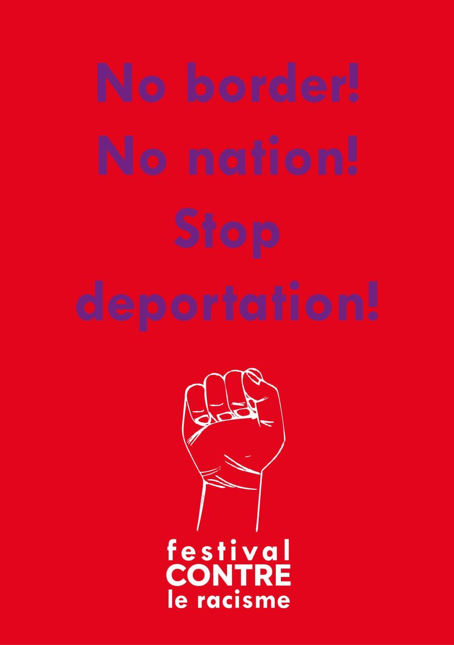 Das Bild zeigt den Sticker des fclr. Der Hintergrund ist rot, darauf steht in dunkler, lila Schrift: No border, no nation! Stop deportation!